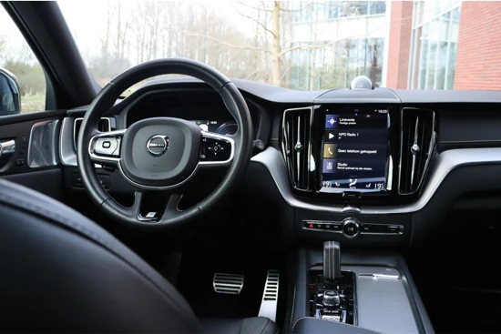 Volvo XC60 T8 AWD Recharge R-Design | Vol | Luchtvering | Bowers & Wilkins | Trekhaak | 360° Camera | Head-Up Display | Adaptieve Cruise Co