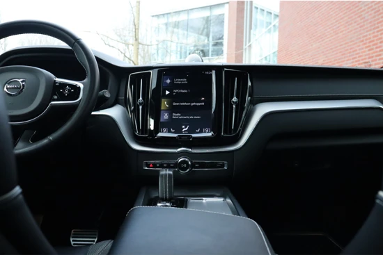 Volvo XC60 T8 AWD Recharge R-Design | Vol | Luchtvering | Bowers & Wilkins | Trekhaak | 360° Camera | Head-Up Display | Adaptieve Cruise Co