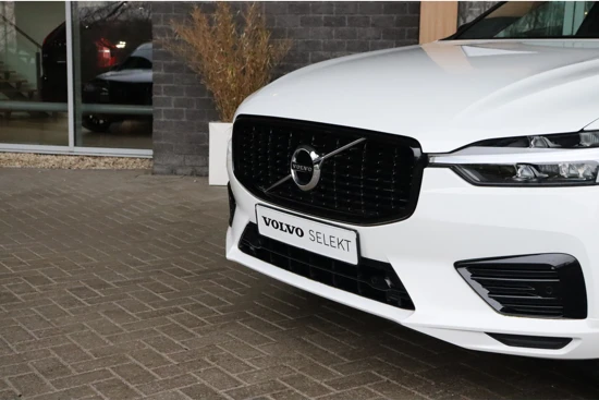 Volvo XC60 T6 AWD Recharge R-Design | Harman Kardon | Adaptieve Cruise Control | Stoel en Stuurwielverwarming | Camera | Schuifdak | Pilot