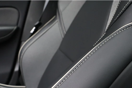 Volvo XC60 T6 AWD Recharge R-Design | Adaptieve Cruise Control | Stoel en Stuurwielverwarming | Schuifdak | Parkeercamera | Pilot Assist |