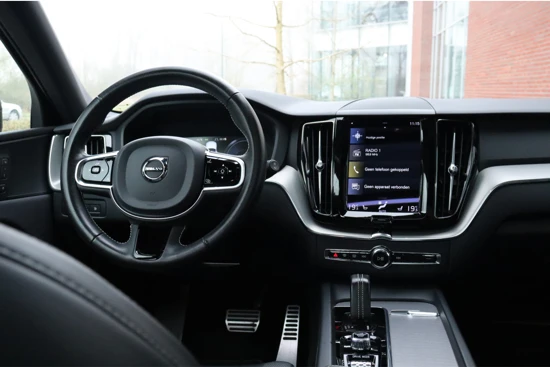 Volvo XC60 T6 AWD Recharge R-Design | Adaptieve Cruise Control | Stoel en Stuurwielverwarming | Schuifdak | Parkeercamera | Pilot Assist |