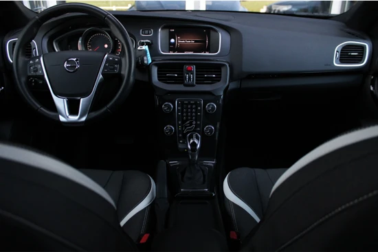 Volvo V40 T3 Cross Country | Harman/Kardon | Panoramadak | Adaptive Cruise | BLIS | Stoelverwarming | Parkeerhulp