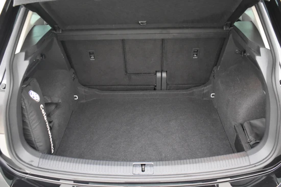 Volkswagen Tiguan 1.5 TSI 131pk Comfortline | 1e eigenaar | 100% dealeronderhouden | Adaptief cruise control | Trekhaak | spiegel pakket | Privacy