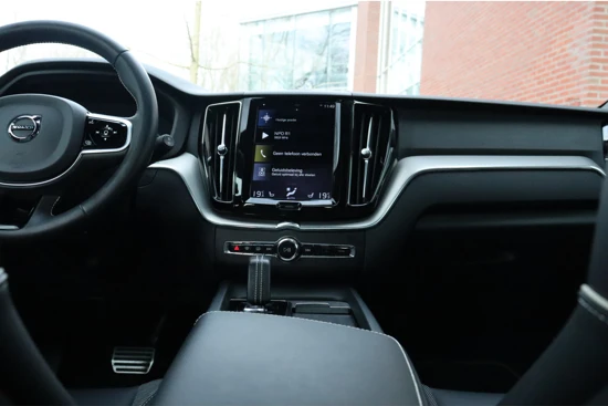 Volvo XC60 T6 AWD Recharge R-Design | Trekhaak | Harman Kardon | Adaptieve Cruise Control | Stoelverwarming voor+achter | Stuurwielverwarmi