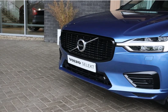 Volvo XC60 T6 AWD Recharge R-Design | Trekhaak | Harman Kardon | Adaptieve Cruise Control | Stoelverwarming voor+achter | Stuurwielverwarmi