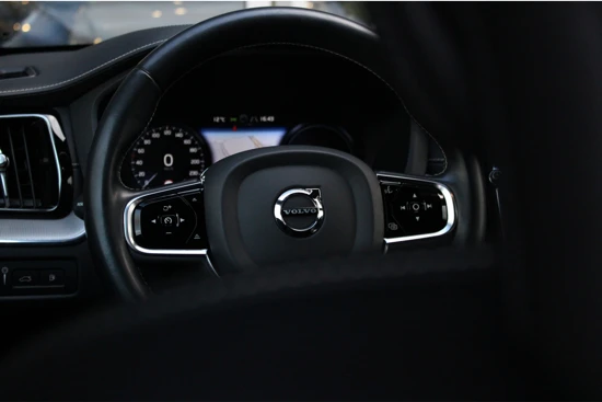 Volvo XC60 T8 R-design | Luchtvering | Trekhaak | Harman Kardon | BLIS | Adaptive Cruise | Camera | 21''