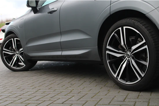 Volvo XC60 T8 R-design | Luchtvering | Trekhaak | Harman Kardon | BLIS | Adaptive Cruise | Camera | 21''