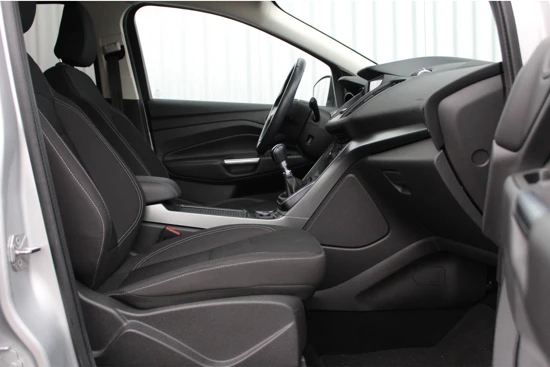 Ford Kuga 1.5 EcoBoost Cool & Connect | Trekhaak | Stoelverwarming | Navigatie | Parkeersensoren