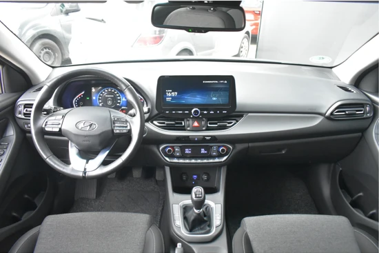 Hyundai i30 1.0 T-GDi MHEV Comfort Smart 120pk | Navigatie | Parkeersensoren | LED | Keyless-Entry | Regensensor | 16"LMV | !!