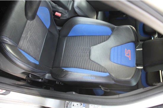 Ford Focus ST | SCHUIFDAK | RECARO LEDER/STOF | NAVI | CAMERA | CLIMA | CRUISE | PARK SENS | 18' LM. VELGEN