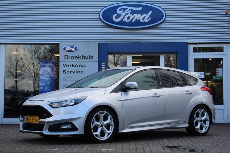 Ford Focus ST | SCHUIFDAK | RECARO LEDER/STOF | NAVI | CAMERA | CLIMA | CRUISE | PARK SENS | 18' LM. VELGEN