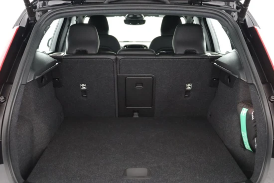 Volvo XC40 P8 AWD | Stoel & stuurwielverwarming | Adaptieve cruise control incl. BLIS | Semi elektrische trekhaak | Parkassist camera | Key