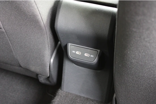 Volkswagen Taigo 1.0 TSI 110PK DSG Aut. R-Line | Camera | Afn. Tekhaak | PDC v+a | Stoelverwarming | 17"Lmv | App Connect