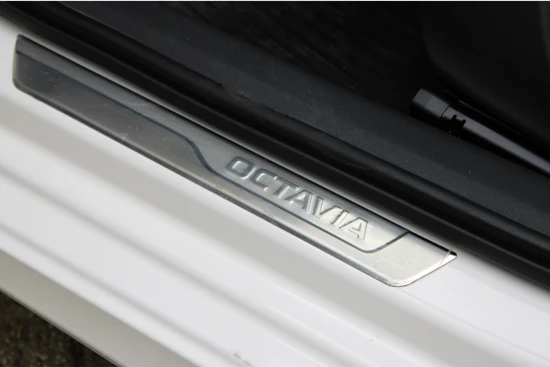 Škoda Octavia Combi 1.4 TSI iV PHEV Business Edition | Camera | Stoelverwarming | PDC v+a | Keyless | Digitaal Dash | 18"Lmv | LED | Apple Car