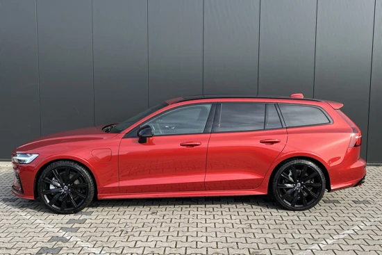 Volvo V60 T6 Recharge AWD Ultra Dark | Styling Pack | Heico | Panoramadak | Harman/Kardon | 20" Velgen |