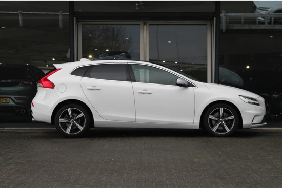 Volvo V40 T3 GEARTRONIC POLAR+ | Camera | Standkachel | Panoramadak | Harman/Kardon | Leder | Getint glas | 17 Inch