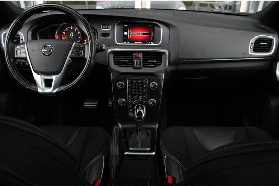 Volvo V40 T3 GEARTRONIC POLAR+ | Camera | Standkachel | Panoramadak | Harman Kardon | Leder | Getint glas | 17''