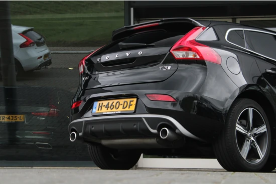 Volvo V40 T3 R-Design / Polar + Sport | Camera | Standkachel | Panoramadak | Harman/Kardon | Leder | Getint glas | 17 Inch