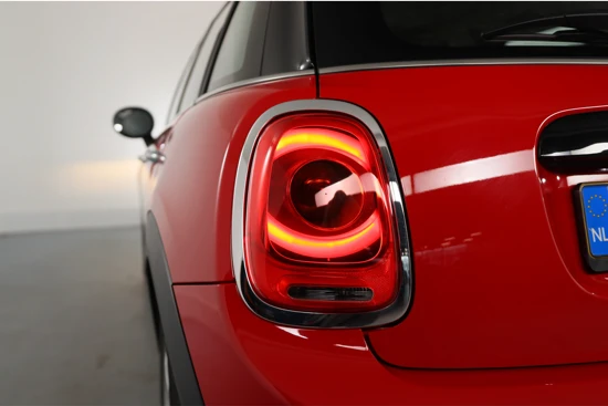 MINI Mini 1.5 Cooper Business Edition | Dealer Onderhouden! | 1e Eigenaar! | Navi | Airco | Cruise | Parkeersensoren | DAB | Lichtmetalen