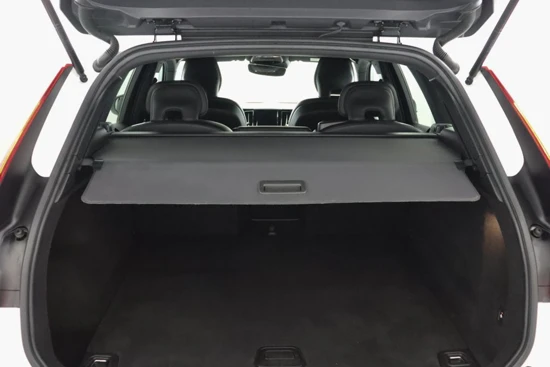 Volvo XC60 T5 R-Design | Verwarmbare voorstoelen | Semi elektrische trekhaak | Adaptieve cruise control incl. BLIS |