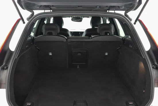 Volvo XC60 T5 R-Design | Verwarmbare voorstoelen | Semi elektrische trekhaak | Adaptieve cruise control incl. BLIS |