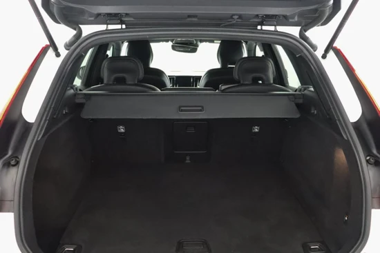 Volvo XC60 T5 R-Design | Verwarmbare voorstoelen | Semi elektrische trekhaak | Adaptieve cruise control incl. BLIS |