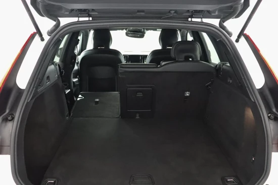 Volvo XC60 T5 R-Design | Verwarmbare voorstoelen | Semi elektrische trekhaak | Adaptieve cruise control incl. BLIS |