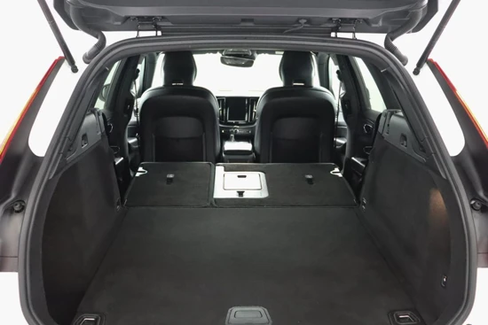 Volvo XC60 T5 R-Design | Verwarmbare voorstoelen | Semi elektrische trekhaak | Adaptieve cruise control incl. BLIS |