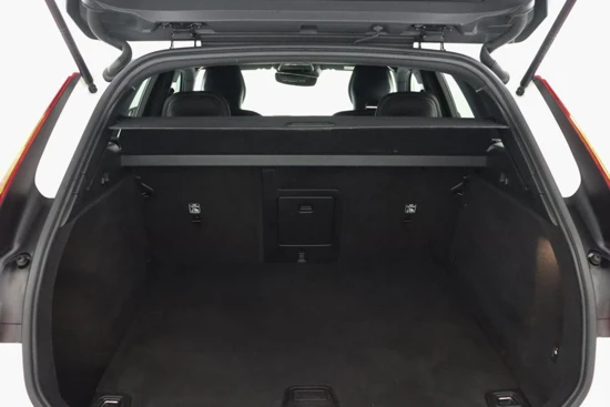 Volvo XC60 T5 R-Design | Verwarmbare voorstoelen | Semi elektrische trekhaak | Adaptieve cruise control incl. BLIS |