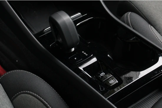 Volvo XC40 1.5 T4 Recharge Plus Dark | Trekhaak | Adaptieve Cruise met Stuurhulp | Harman/Kardon Audio | Memory Seat | BLIS | Stuur- en sto