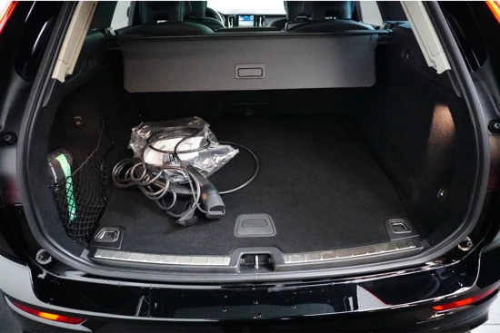 Volvo XC60 Recharge T6 AWD Plus Dark Long Range | Lightning Pack | Getint glas | 21" wielen | Trekhaak | Parkeerverwarming |