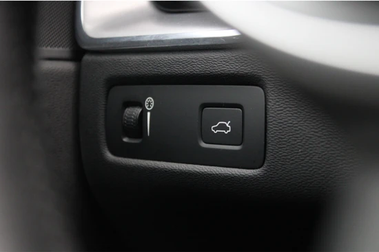 Volvo XC60 T5 Momentum Pro | Cruise Control | Elekt stoel | Leder | Keyless | Camera | Parkeerhulp | Trekhaak