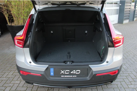 Volvo XC40 Single Motor Extended Range Ultimate 82 kWh| extra getint glas| Luxe bekleding| snel leverbaar!