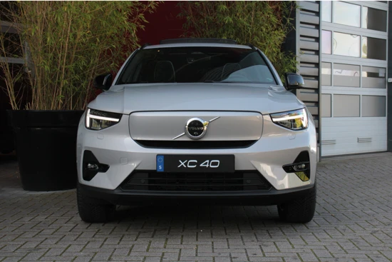 Volvo XC40 Single Motor Extended Range Ultimate 82 kWh| extra getint glas| Luxe bekleding| snel leverbaar!