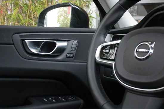 Volvo XC60 2.0 Recharge T6 AWD Plus Dark | Trekhaak | Schuifdak | Adaptieve Cruise met stuurhulp | Stuur- en stoelverwarming | Apple CarPla