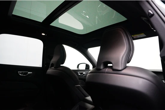 Volvo XC60 T6 350PK AWD Ultra Dark | Luchtvering | Gelam Glas | Compleet! | 22'' | Contourstoelen | 360º view