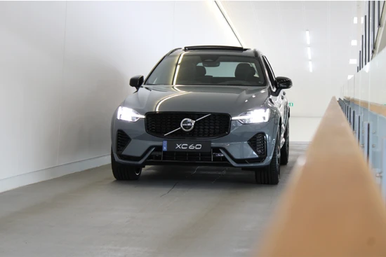 Volvo XC60 T6 350PK AWD Ultra Dark | Luchtvering | Gelam Glas | Compleet! | 22'' | Contourstoelen | 360º view