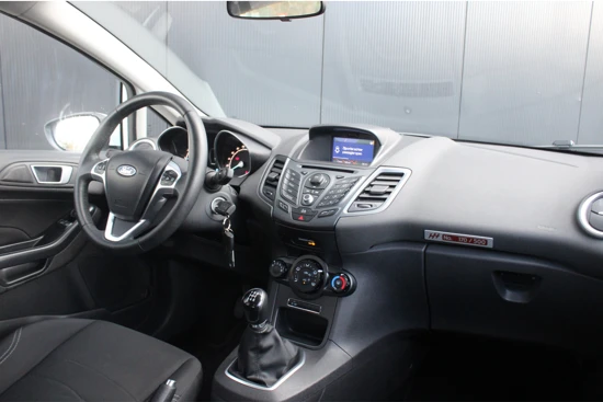 Ford Fiesta 1.0 100pk Hot Hatch | 100 % dealer o.h. | Privacy-Glass | Spoiler | Cruise | Navigatie incl. Bluetooth