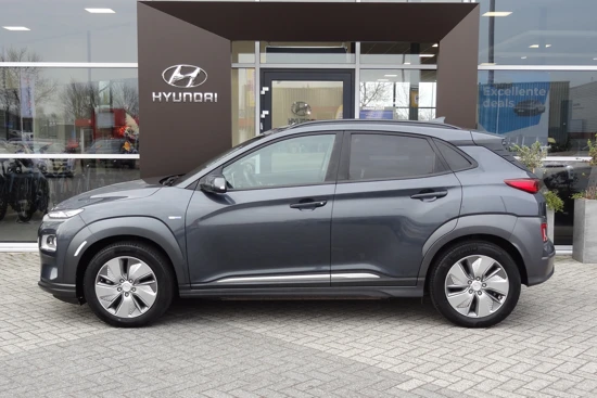 Hyundai KONA EV Premium Sky 64 kWh | SCHUIF-KANTELDAK | LEDER | STOELVERWARMING & -VENTILATIE | HEAD-UP-DISPLAY