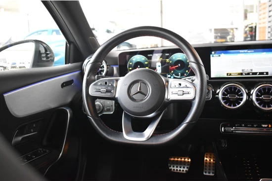 Mercedes-Benz A-Klasse A180 136PK BUSINESS SOLUTION AMG 1E EIG! NAVI / SFEER /WIDESCREEN / CLIMA / 18" LMV / KEYLESS / CAME