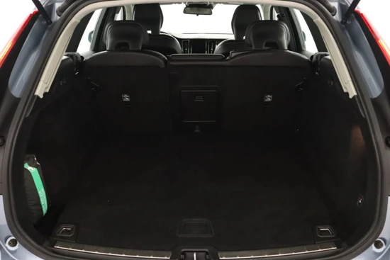 Volvo XC60 T5 Momentum | Verwarmbare voorstoelen | Semi elektrische trekhaak | Cruise control | Park Assist Camera achter | Park Assist voo