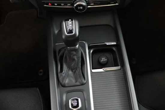 Volvo XC60 T5 Momentum | Verwarmbare voorstoelen | Semi elektrische trekhaak | Cruise control | Park Assist Camera achter | Park Assist voo