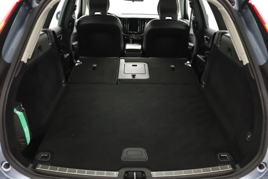 Volvo XC60 T5 Momentum | Verwarmbare voorstoelen | Semi elektrische trekhaak | Cruise control | Park Assist Camera achter | Park Assist voo