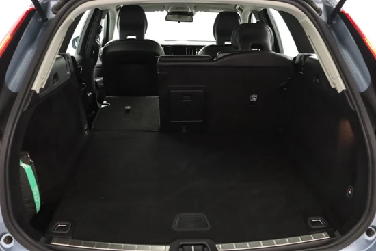 Volvo XC60 T5 Momentum | Verwarmbare voorstoelen | Semi elektrische trekhaak | Cruise control | Park Assist Camera achter | Park Assist voo