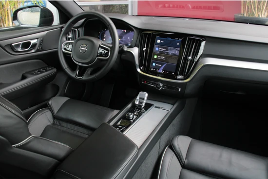 Volvo V60 B4 Automaat Plus Dark | Adaptive Cruise | Sportinterieur | Stuur/stoelverwarming | Camera | Memory seats