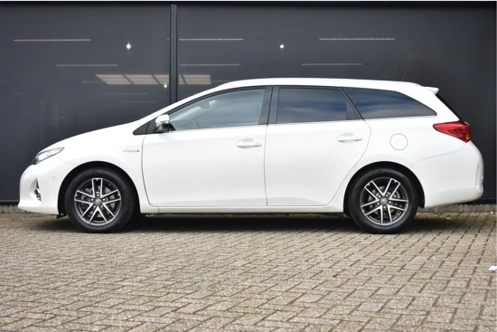 Toyota Auris Touring Sports 1.8 Hybrid Lease Automaat | Navigatie | Panoramadak | Trekhaak | Stoelverwarming | Achteruitrijcamera | Climate Control | Parkee