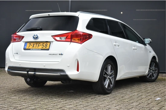 Toyota Auris Touring Sports 1.8 Hybrid Lease Automaat | Navigatie | Panoramadak | Trekhaak | Stoelverwarming | Achteruitrijcamera | Climate Control | Parkee