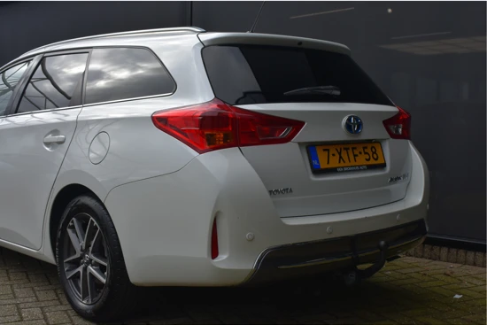 Toyota Auris Touring Sports 1.8 Hybrid Lease Automaat | Navigatie | Panoramadak | Trekhaak | Stoelverwarming | Achteruitrijcamera | Climate Control | Parkee