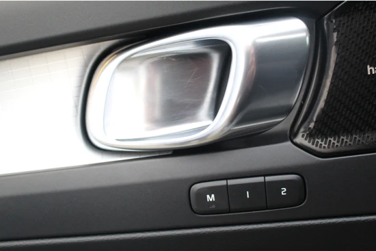 Volvo XC40 2.0 T5 AWD Intro Ed. | Leder | IntelliSafe Pro | Pano | Trekhaak | 360 CAM | Memory stoelen |