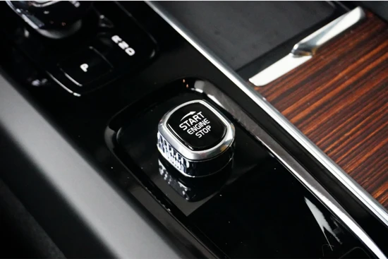 Volvo XC60 Recharge T6 AWD Ultimate Dark | 22'' | Luchtvering | Massage | Head-up | 360-camera | Harman Kardon | Stoelkoeling